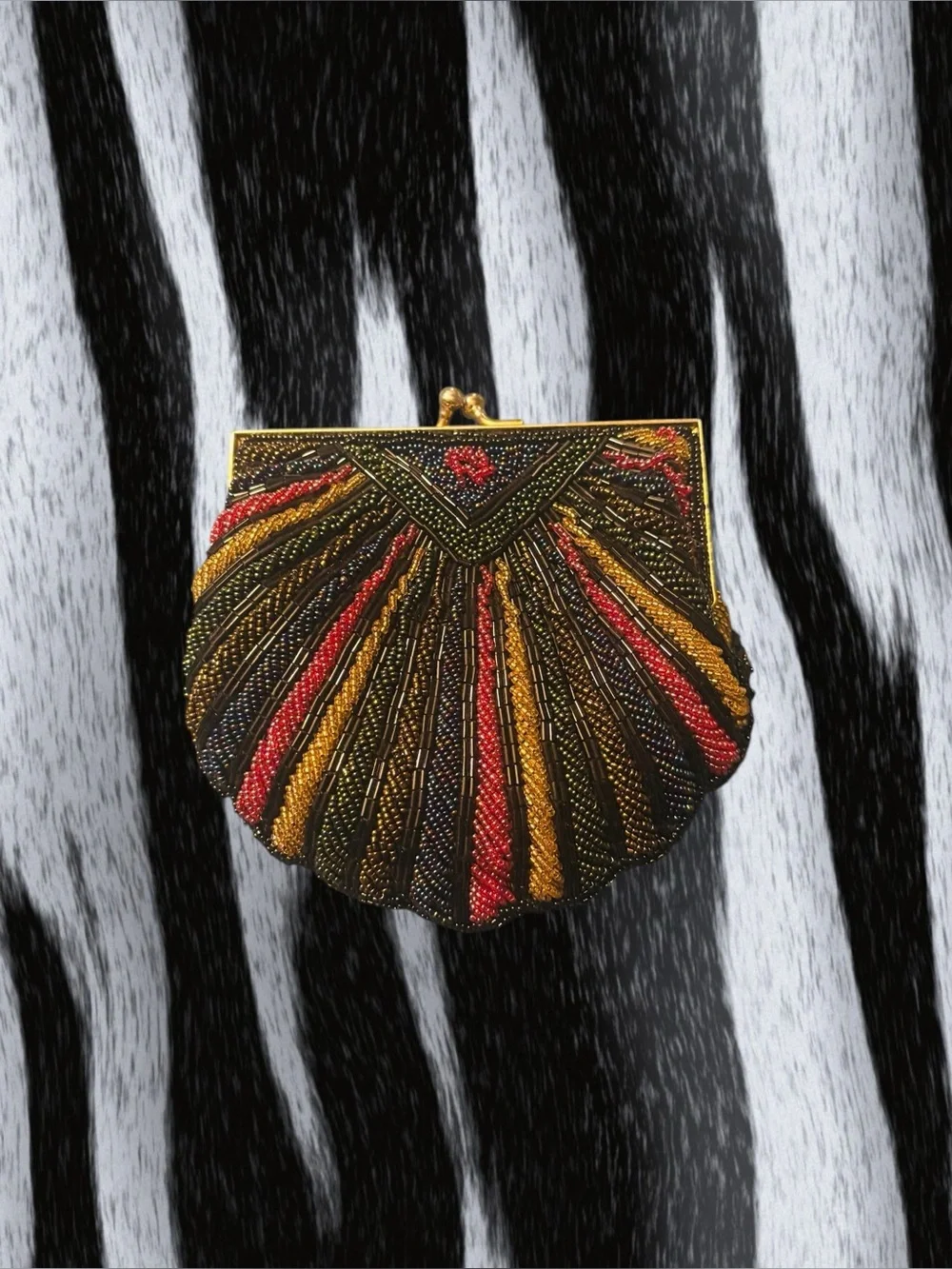 Pre-loved Vintage Beaded Shell Clutch